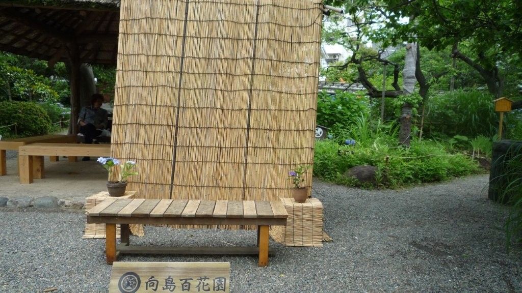 向島百花園あずまや前